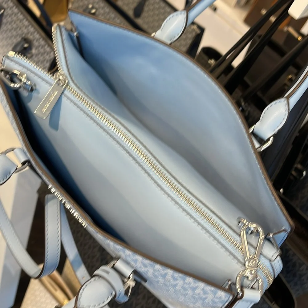 MICHAEL KORS Sheila Medium Ombré Signature Logo Satchel Crossbody Bag
LIGHT SKY - Picture 11 of 16